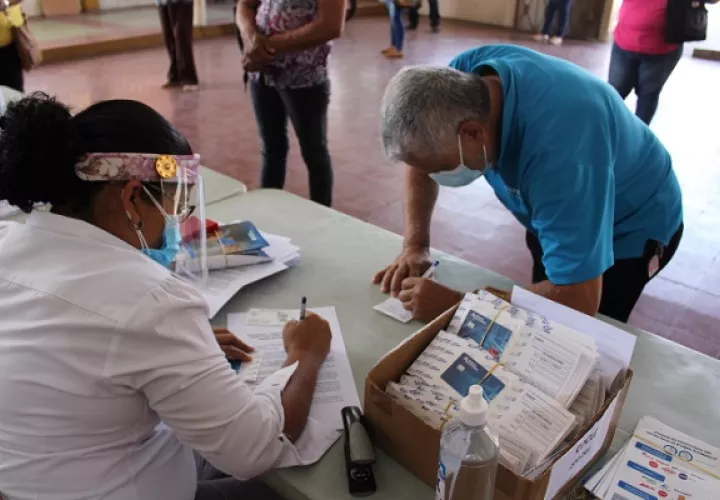 El pago por tarjeta empezó primero que el de cheque. Foto: CSS