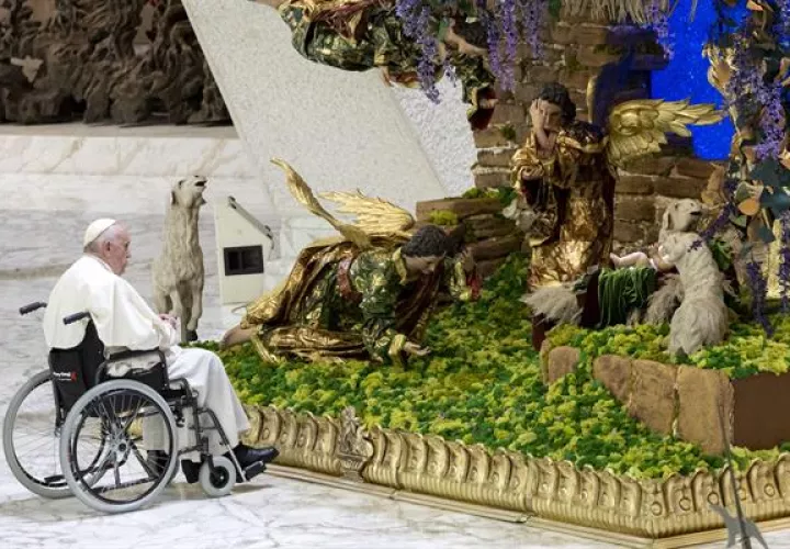  El papa Francisco ante el Belén del Vaticano. EFE