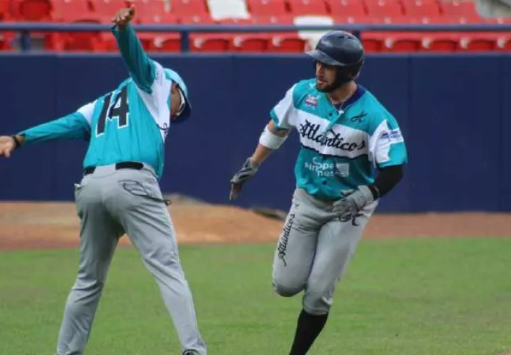 Parker Bates de Atlánticos (der.) festeja su cuadrangular ante Los Astronautas ayer en el Rod Carew. Foto: Probeis