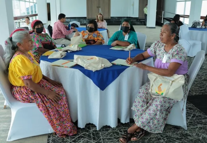 El  encuentro reunió a parteras de pueblos originarios  de Panamá. Foto: Minsa