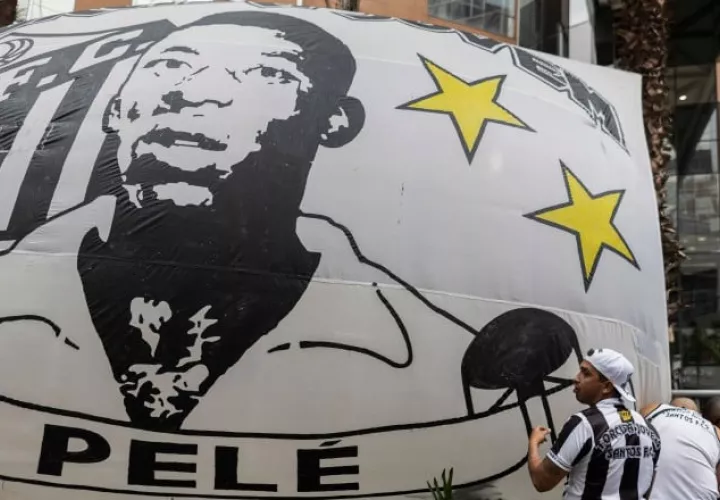 Aficionados del Santos hacen una vigilia por la salud de Pelé. Foto:EFE