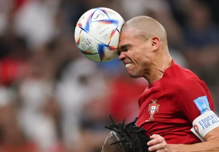 Pepe remata de cabeza y anota el segundo gol de Portugal. Foto:EFE