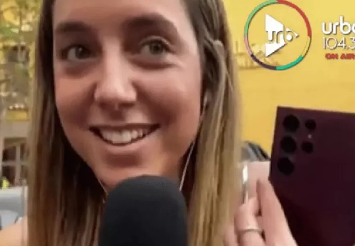 La periodista   Sofía Martínez con su regalo.