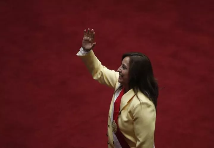 La abogada Dina Boluarte saluda tras ser juramentada como nueva presidenta del Perú hoy, en la sede del Congreso en Lima (Perú). EFE
