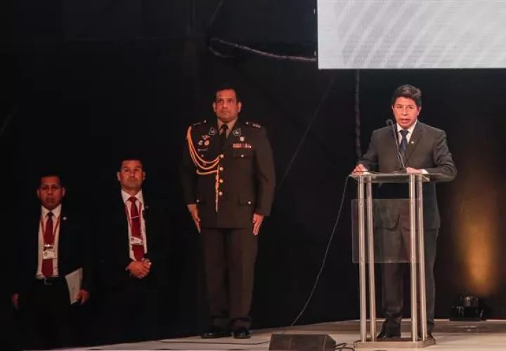 Presidente de Perú, Pedro Castillo (d), en Lima (Perú). EFE