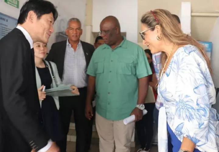 El embajador de Japón, Hideo Fukushima  y la administradora de la ARAP, Flor Torrijos.