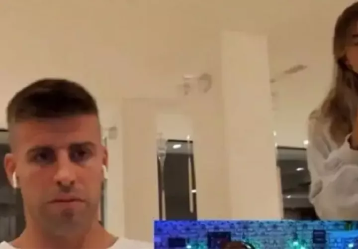 Piqué y Clara durante la transmisión en directo.