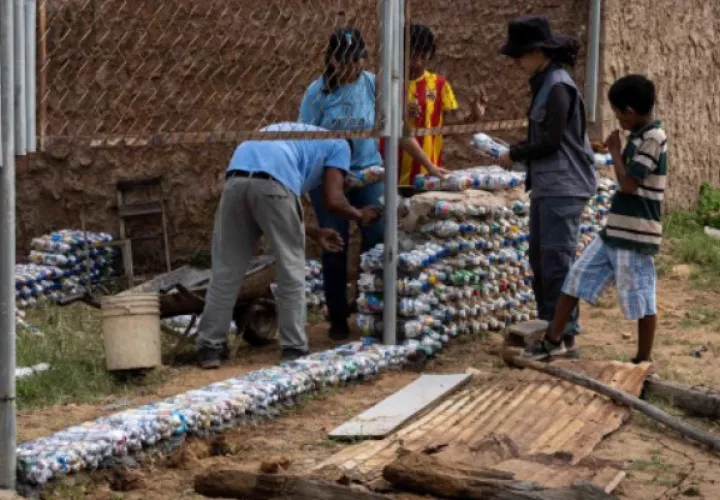 Botellas plásticas alternativa ecológica y barata. Foto: EFE