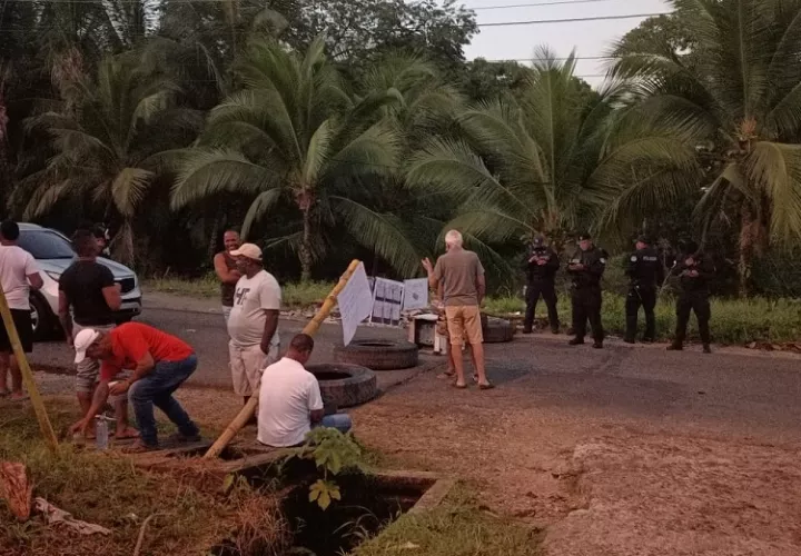 Exigen respuesta sobre un proyecto de dotación de agua potable. Foto: Diomedes Sánchez 