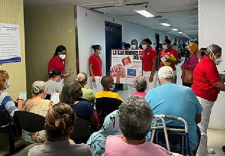 Las charlas enfatizaron cómo se adquiere  el VIH y la importancia del preservativo. Foto: Diomedes Sánchez.