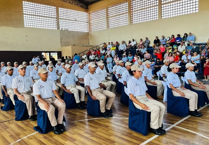 La ceremonia de graduación fue en el gimnasio del corregimiento de Pedregal, distrito de David. Foto: José Vásquez