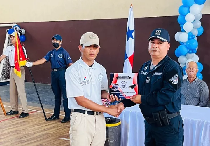 En esta primera graduación obtuvieron sus títulos 21 jóvenes en bachilleres y 43 estudiantes de noveno grado. Foto: José Vásquez,