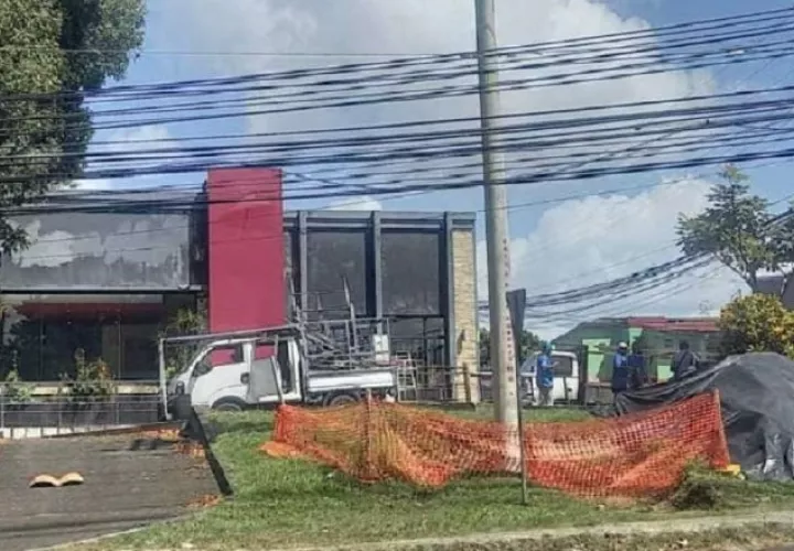 Este lunes comenzó el desmantelamiento de los restaurantes de la pizzería que todavía se mantenían abierto, ya que varios cerraron por la crisis económica. Foto: Landro Ortiz
