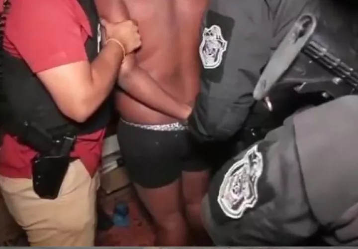 Policía aprehende a presunto involucrado en robo a joyería. Foto: Cortesía