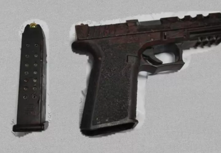 La Policía recuperó un arma de fuego tipo pistola (Glock). Foto: PN