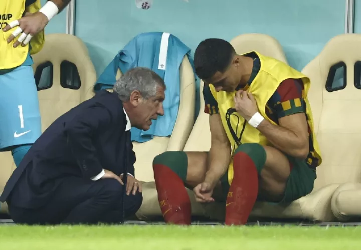 Fernando Santos, técnico de Portugal (izq.) conversa con Ronaldo. Foto:EFE