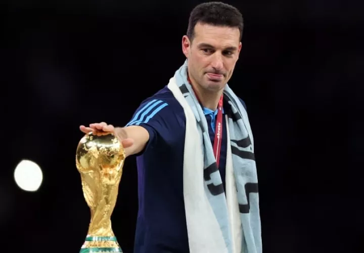 El técnico de Argentina, Lionel Scaloni, toca la Copa de la FIFA, luego del partido contra Francia. Foto:EFE