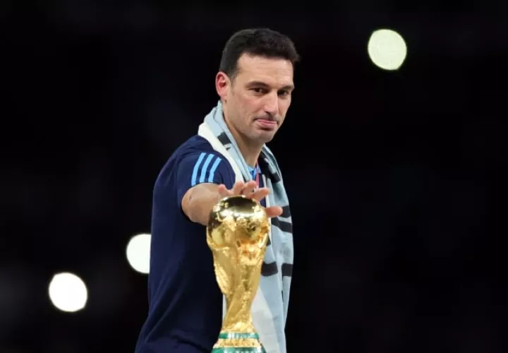 El técnico de Argentina, Lionel Scaloni, toca la Copa de la FIFA, luego del partido contra Francia. Foto:EFE
