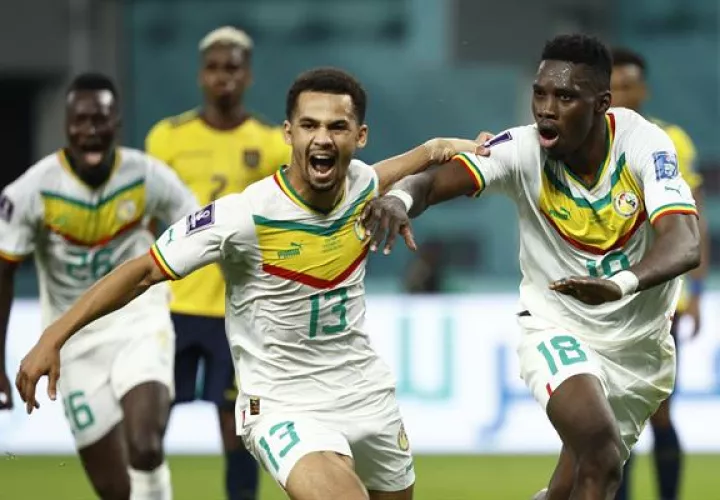 Ismaila Sarr (R) De Senegal durante el FIFA partido entre Ecuador en el estadio Khalifa en Doha, Qatar, 29 noviembre 2022. EFE