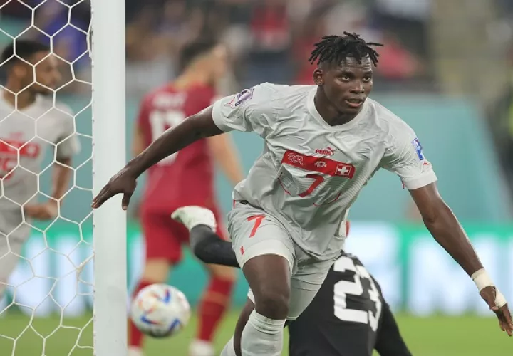 El sueco Breel Embolo, anotó para Suiza. Foto:EFE