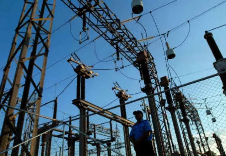 El descuento no se aplicará a los grandes clientes que participan en el mercado mayorista de electricidad. Archivo.
