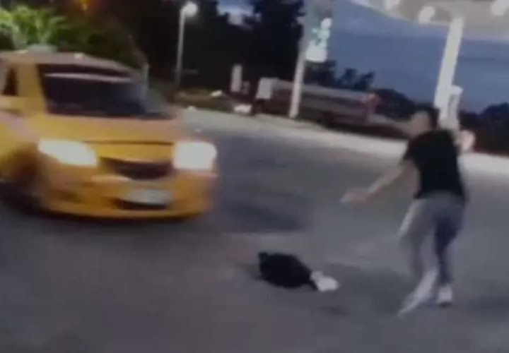 Taxista intenta atropellar a cliente que reclamó por tarifa abusiva