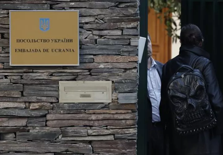 Vista del exterior de la Embajada de Ucrania en Madrid este pasado viernes, cuando llegó un primer paquete sospechoso con ojos de animales. EFE