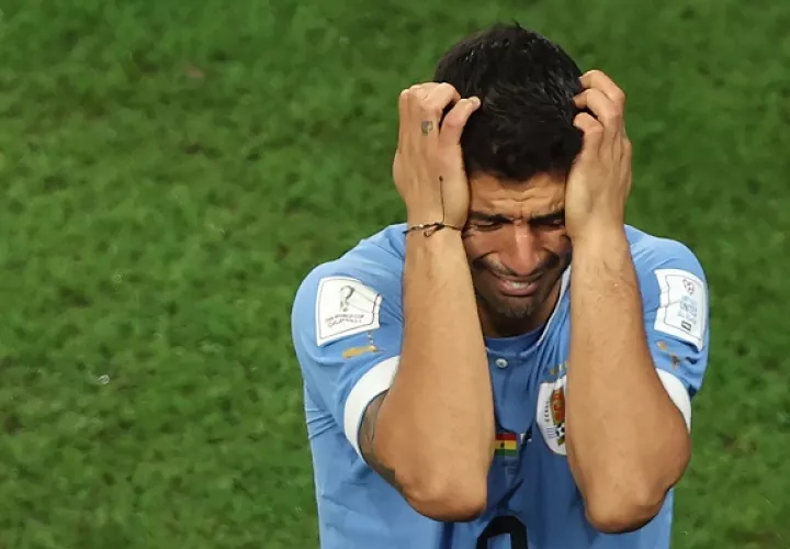 Luis Suárez de Uruguay, lamenta de la eliminación de su equipo. Foto:EFE