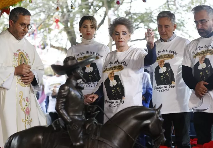 Alejandra Fernández, María del Refugio Abarca, Gerardo y Vicente Fernández participan en una misa por este primer aniversario. Foto: EFE