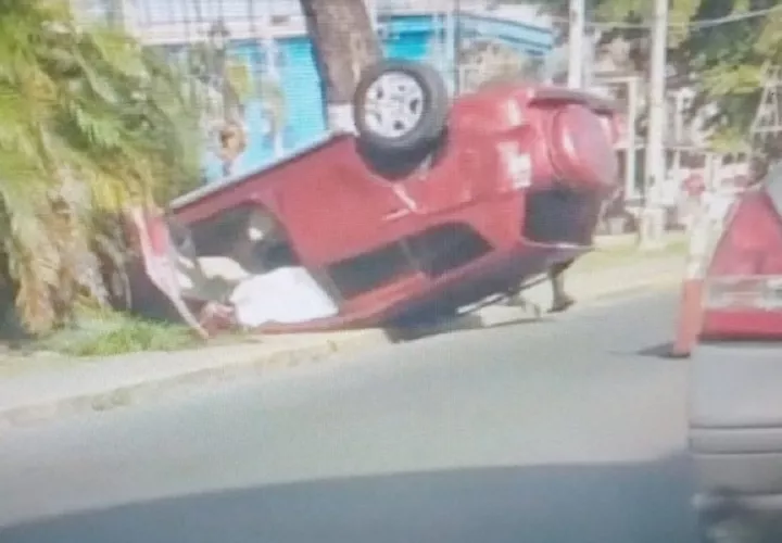 El vehículo quedó con las llantas para arriba. Foto: Diomedes Sánchez 