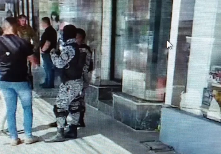 La Policía Nacional se trasladó al lugar, donde la joven estaba en el suelo golpeada. Foto: Cortesía.