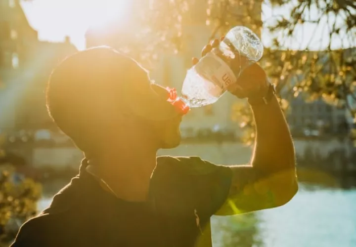 El agua es esencial para el cuerpo en cualquier etapa de la vida, debido a que ayuda a regular la temperatura corporal. Pixabae