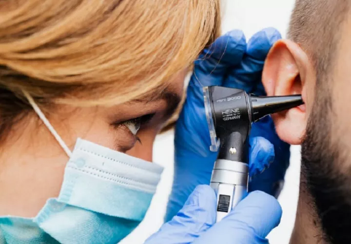 Preste atención su tiene dificultad para escuchar conversaciones. Foto: Pexels
