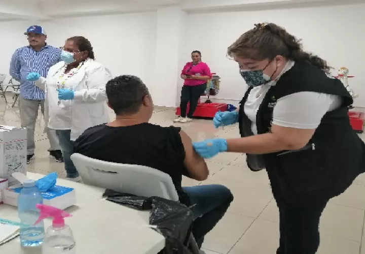 Los equipos sanitarios han tomado la alternativa de acudir a lugares masivos para realizar jornadas de vacunación, como centros comerciales, parques y plazas. Foto. Thays Domínguez