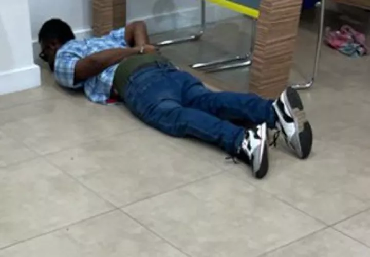 Hombre bajo detención por intento de robo a Banistmo. Foto: Cortesía