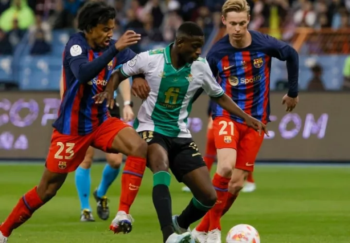 El  brasileño del Betis Luiz Henrique (cent.) lucha con Frenkie de Jong (ders) y Jules Koundé del Barcelona por el balón. Foto:EFE