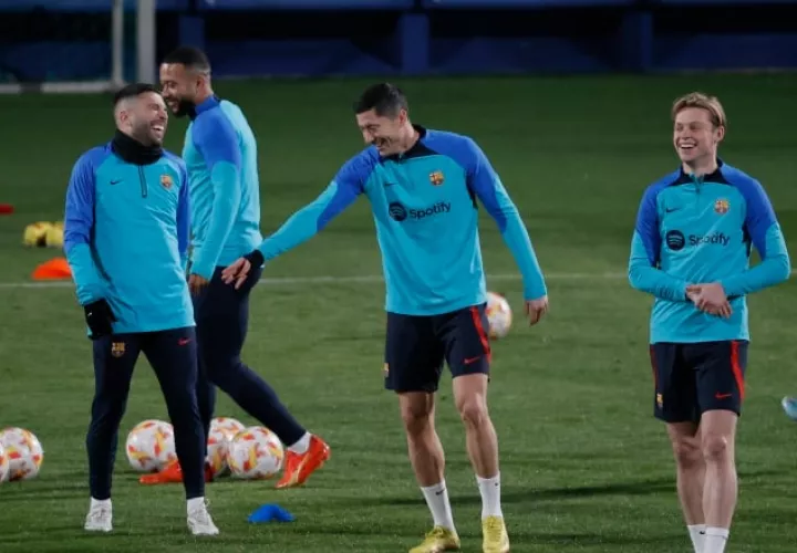 Jugadores del Barcelona entrenan. Foto:EFE