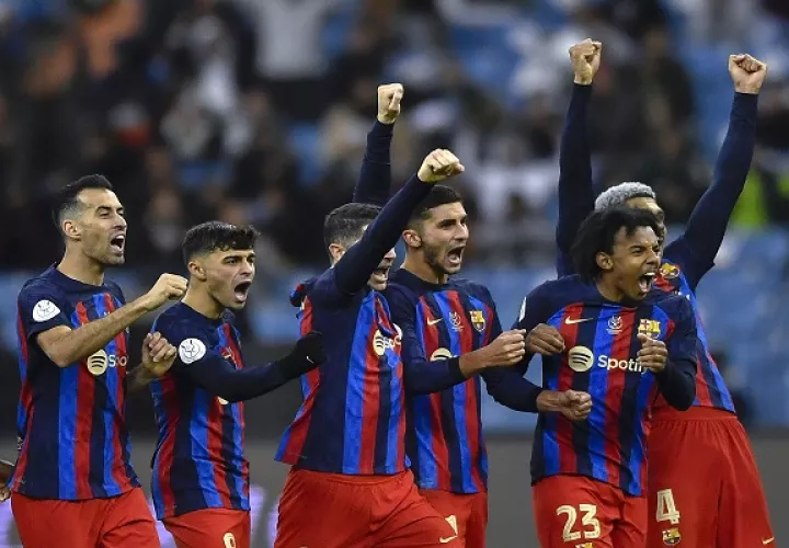 Jugadores del Barcelona festejan su clasificación a la final. Foto:EFE