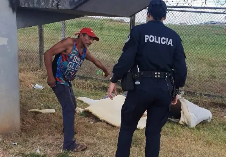 Habitante de calle alerta a la policía sobre menor abandonada. Foto: Cortesía