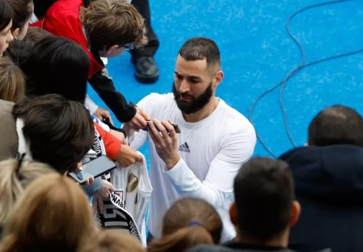 Karim Benzema firma autógrafos a los aficionados. Fotos:EFE