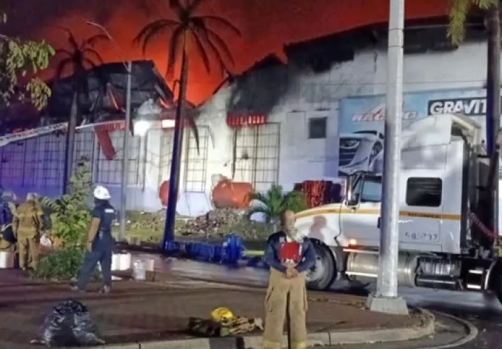  Personal de los bomberos permanece en el lugar para evitar que pueda reiniciarse el siniestro. Foto: Diomedes Sánchez
