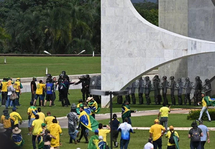 Manifestantes contra el gobierno del recién posesionado presidente Lula da Silva invaden el Congreso Nacional y la Presidencia. Foto: EFE