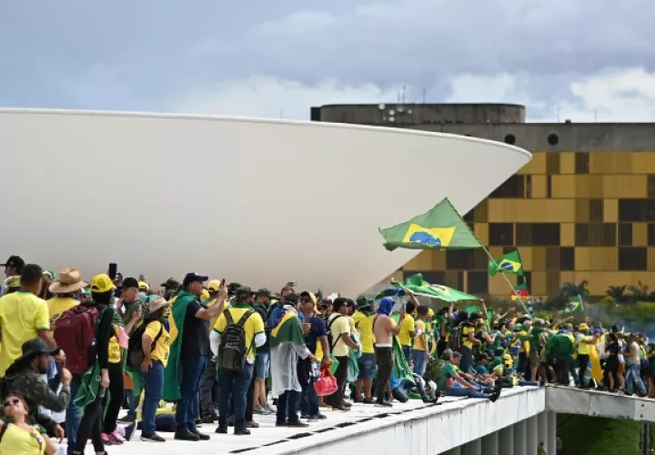 Manifestantes invaden el Congreso Nacional, el Supremo Tribunal Federal y el Palacio del Planalto, en Brasilia (Brasil), el pasado 8 de enero de 2023. Foto: EFE