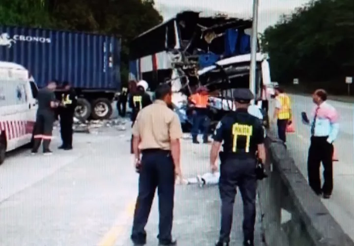 Este accidente provocó un descomunal tranque vehícular. Foto: Diomedes Sánchez 