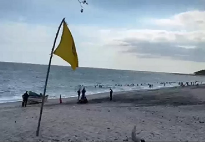 Personal del Sinaproc confirmó que la víctima llegó sin signos vitales a la playa. Foto: Eric A. Montenegro