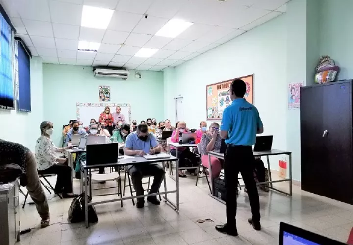 Recientemente, en Herrera, docentes fueron capacitados sobre el uso de la plataforma Ester. Foto: Cortesía Meduca