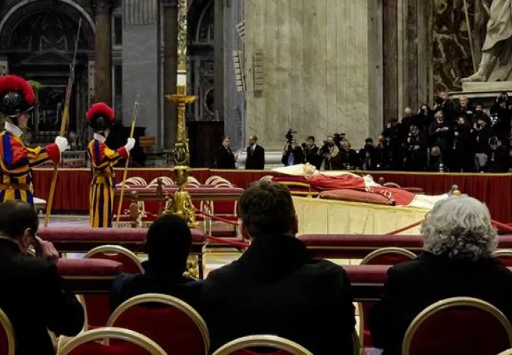 Benedicto XVI, tres días de capilla ardiente. Foto: EFE