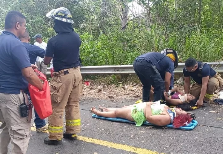 Al lugar del accidente llegaron unidades del Cuerpo de Bomberos y de la Cruz Roja. Foto. Eric Montenegro