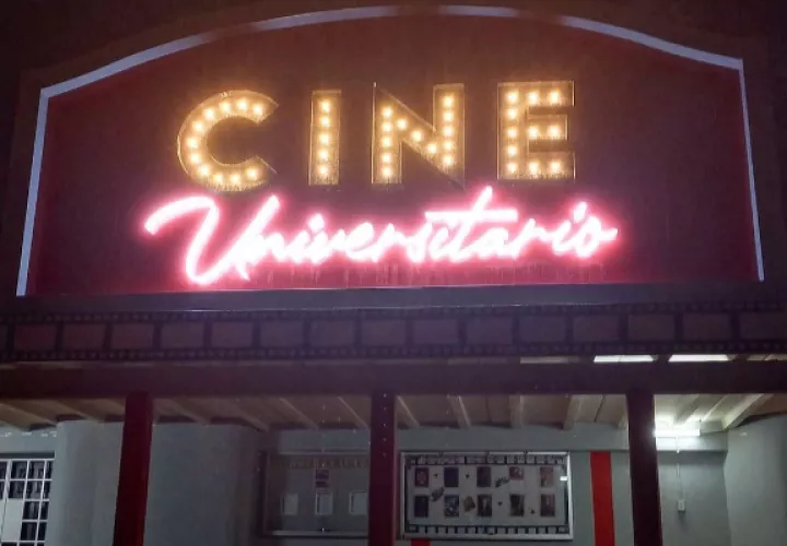 El cine tiene disponible una cartelera de verano. Foto: Instagram / @cineuniversitarioup