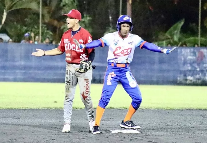 Coclé se impone a los Potros de Panamá Este. Fotos: Fedebeis